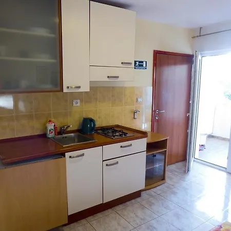 Ivan Dolac 8782b * Jelsa (Hvar)